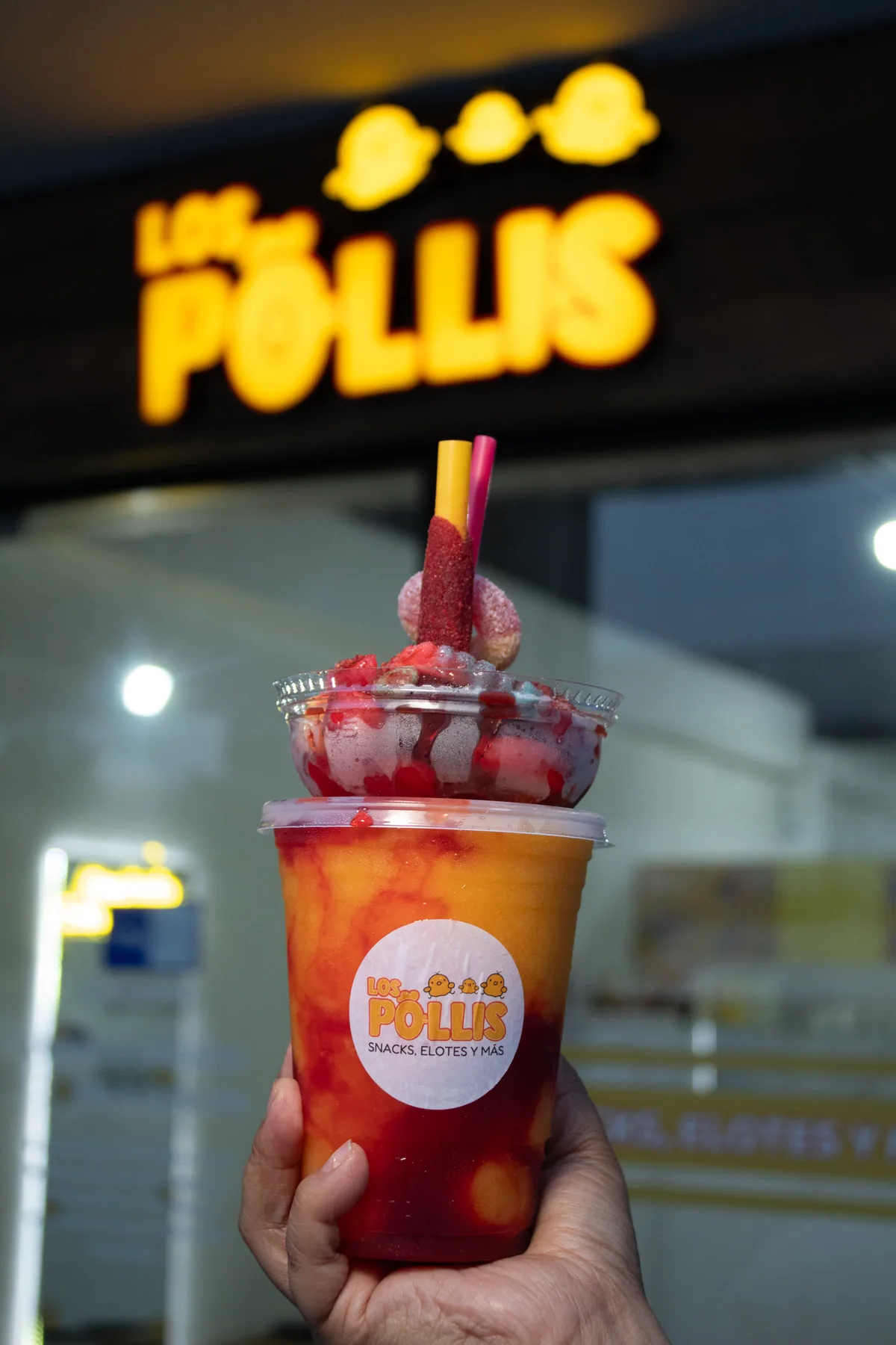 Rusa de fresas servida frente al letrero de Los Pollis